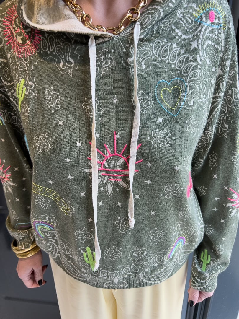 Pull fin à capuche avec ses motifs brodés très colorées « BANDANA » – photo 2