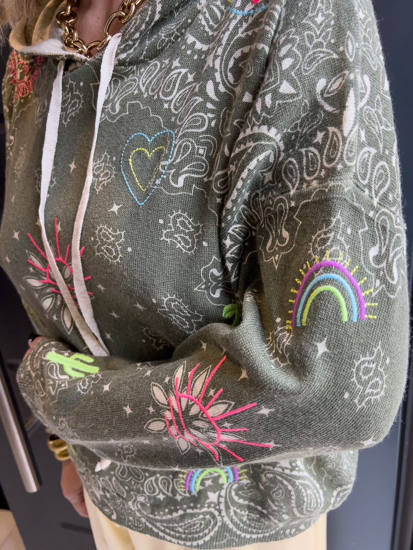 Pull fin à capuche avec ses motifs brodés très colorées « BANDANA » – photo 4