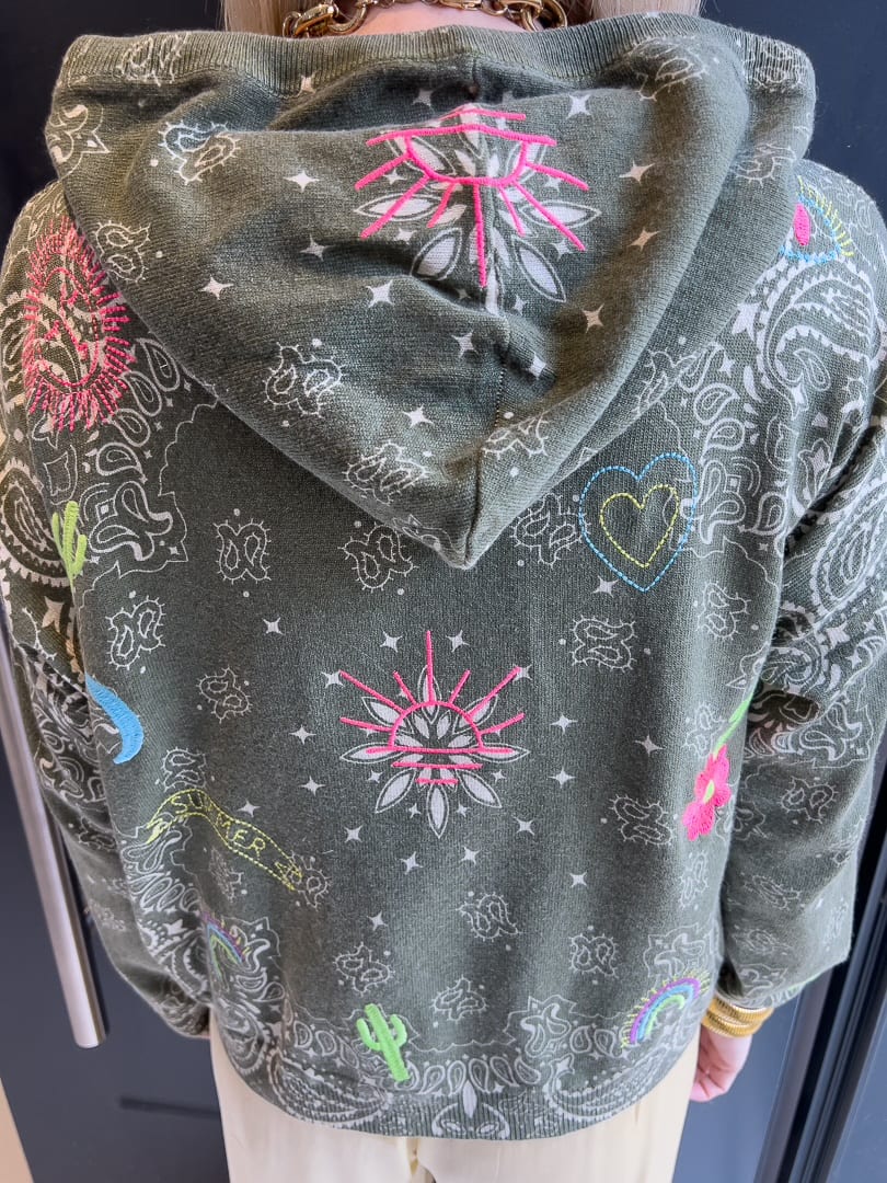 Pull fin à capuche avec ses motifs brodés très colorées « BANDANA » – photo 3