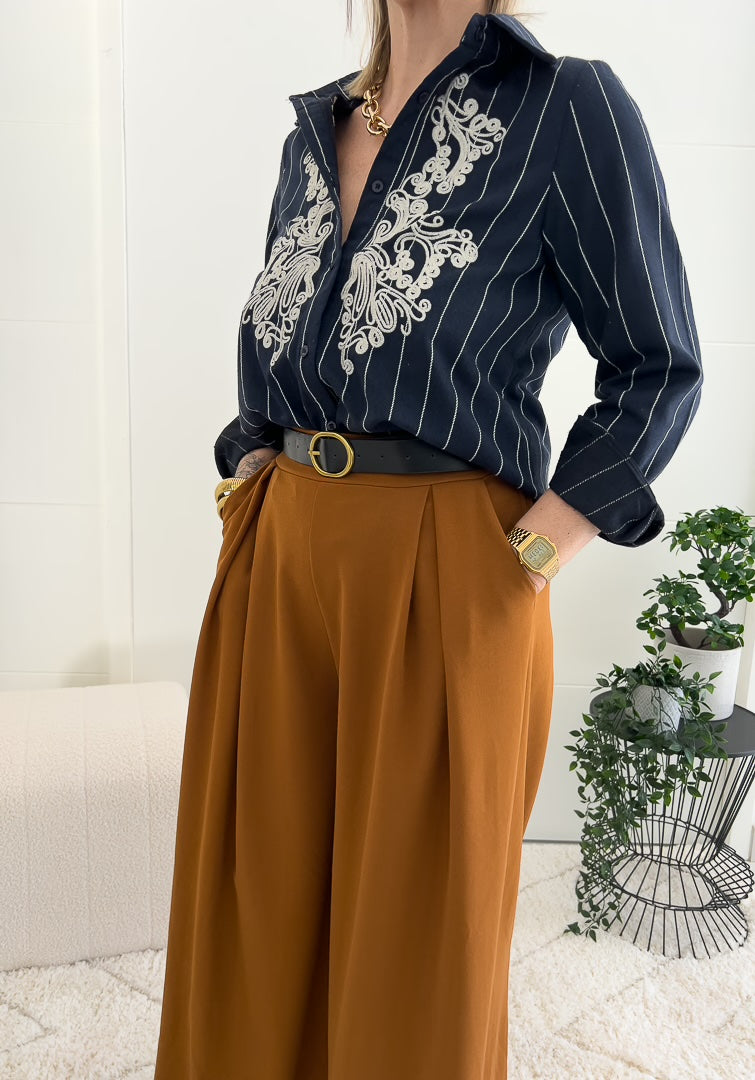 Chemise bleu marine à rayures blanches et ses broderies « MARIE » – photo 2