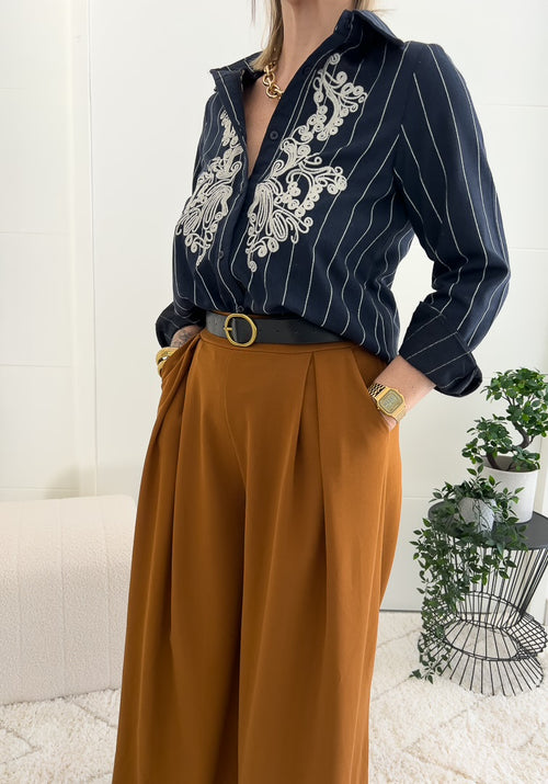 Chemise bleu marine à rayures blanches et ses broderies « MARIE » – photo 2