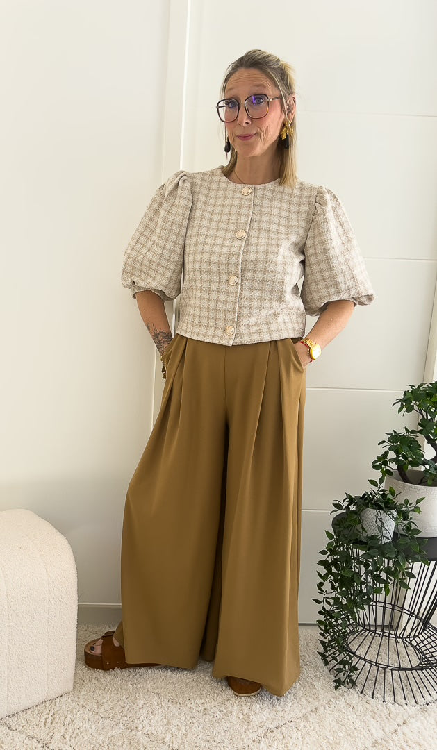 VESTE AUDREYVeste courte Motif pied-de-poule beige / écru Manches mi-longues bouffantes Bouton dorés Possible de la portée comme veste ou directement en top Parfaite pour un look habillé ou une tenue de bureau élégante