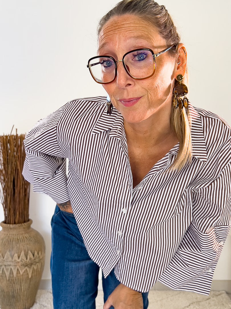 Chemise courte à fines rayures marron et blanches « ALBANE » – photo 5