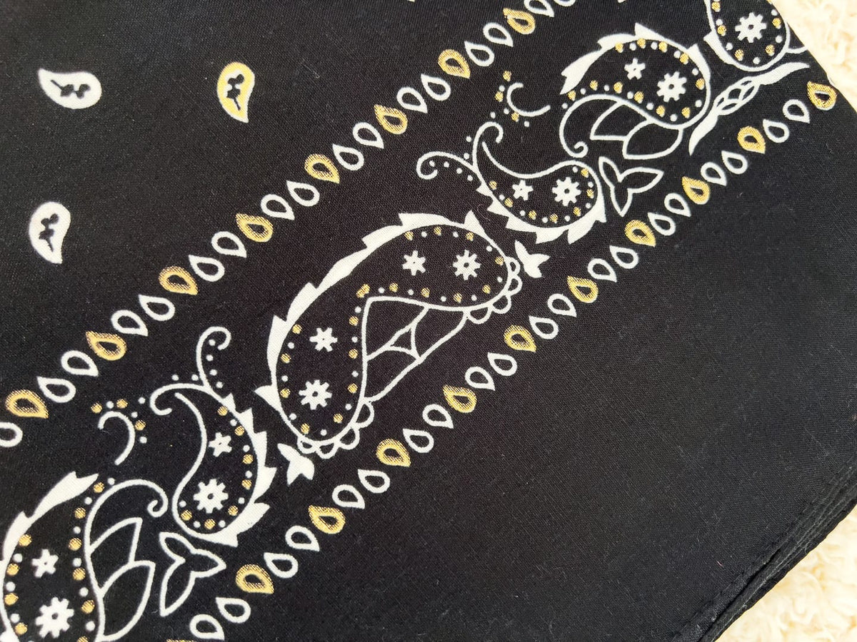 Écharpe en polyester noir avec des motifs Bandana blancs et dorés « ALINE » – photo 3