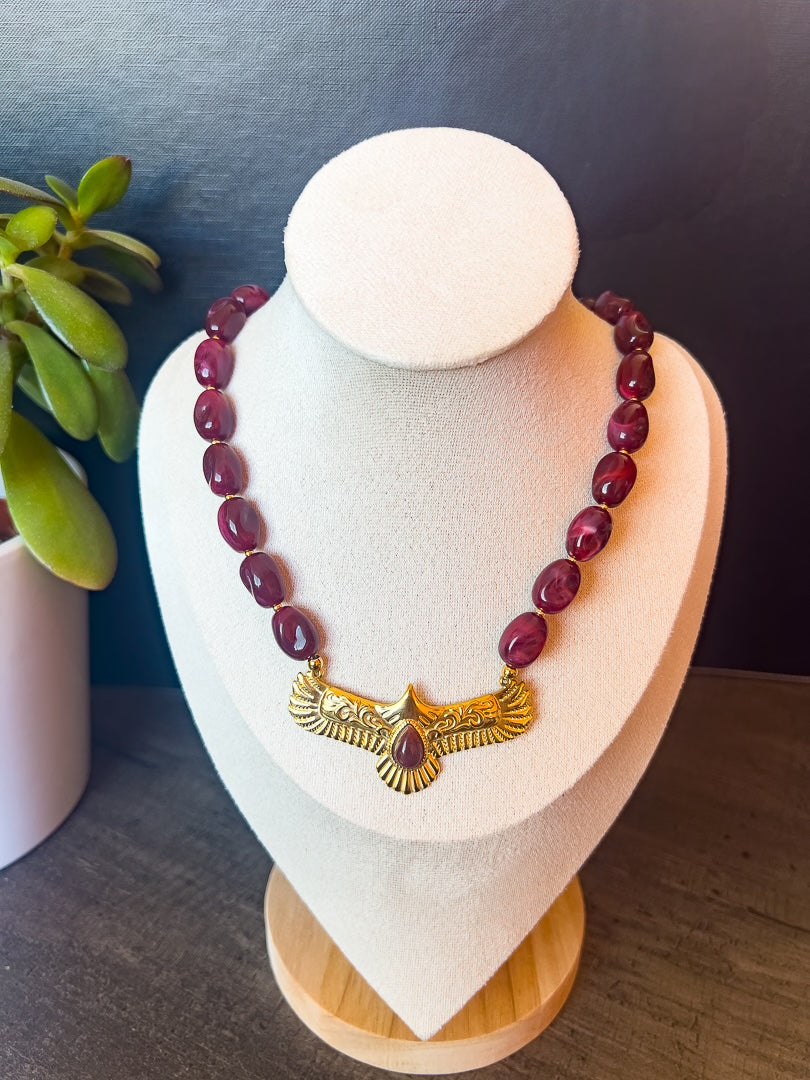 Collier en perles avec son aigle doré « BIRDY »