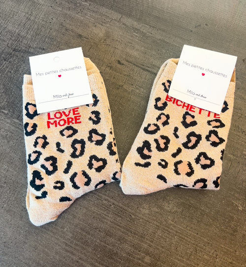 Chaussettes à motif Léopard brodé avec style en rouge « LÉO »