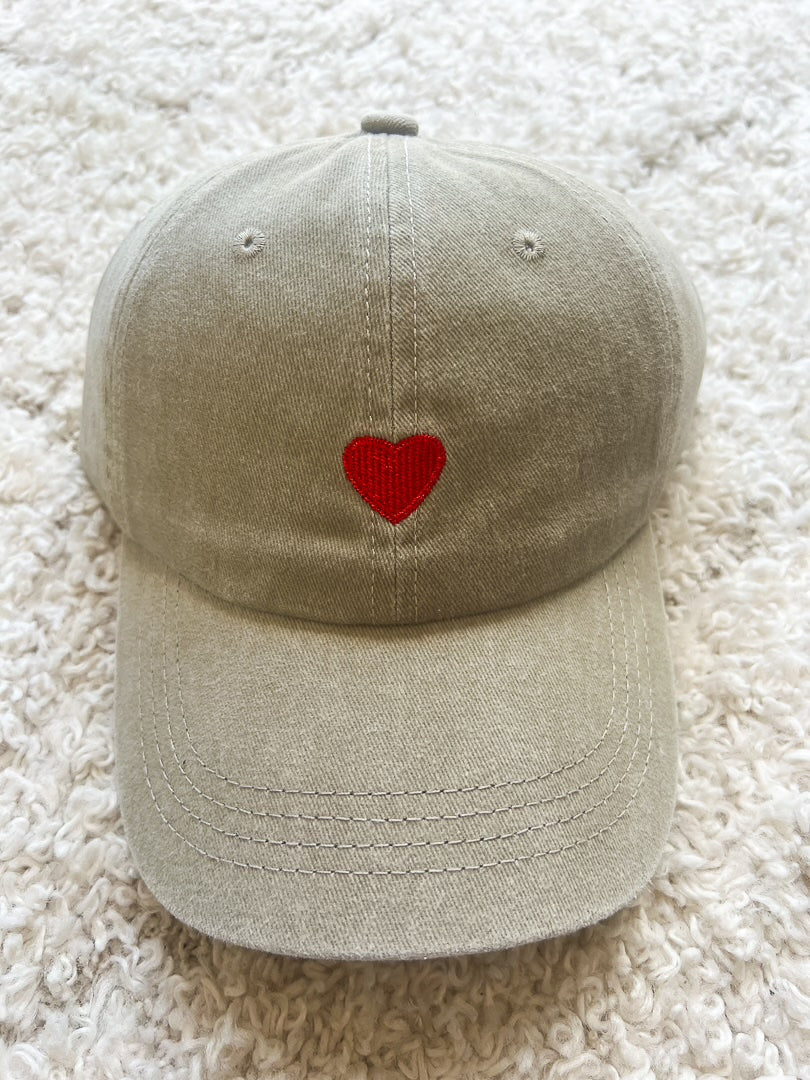 Casquette beige délavée avec son coeur rouge brodé