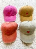 Casquette femme avec sa broderie coeur rouge