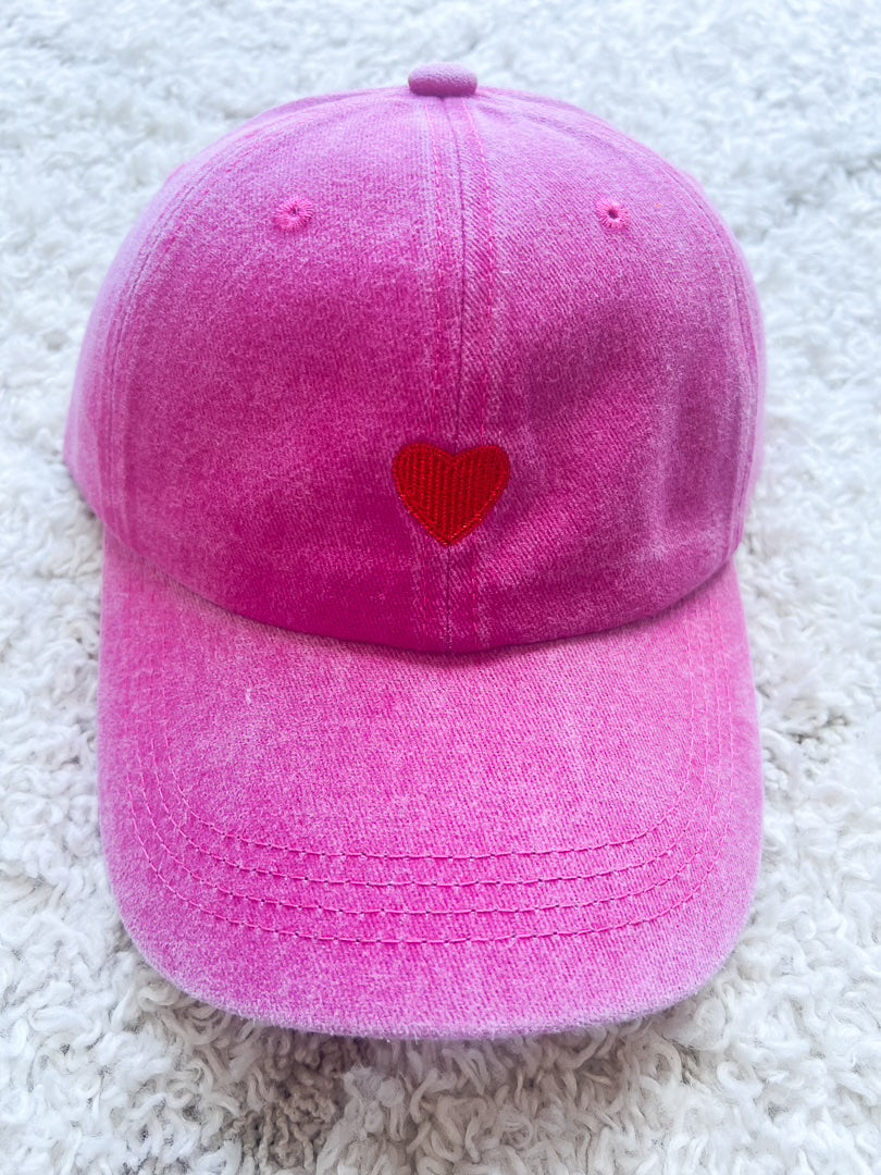Casquette femme rose avec sa broderie en forme de coeur