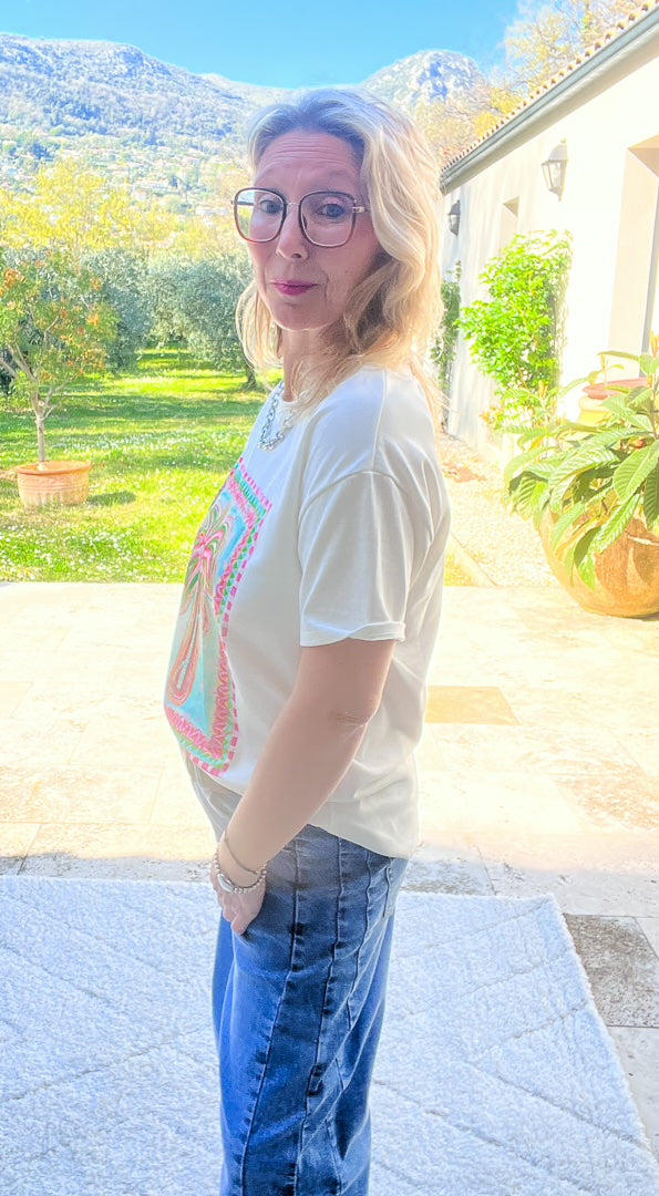 top féminin couleur dans les tons vert et rose à motif palmier