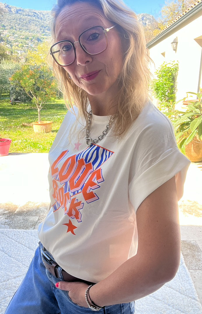 magnifique tee-shirt blanc à impressions colorés féminin , rock et oversize
