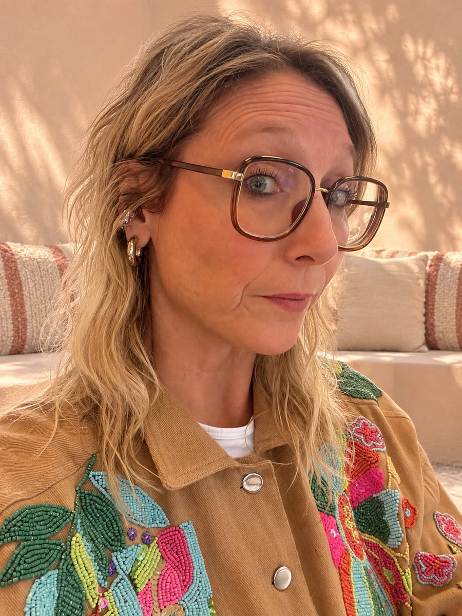 Portrait de Johanna, fondatrice de Jojo by Jojo, en veste beige brodée