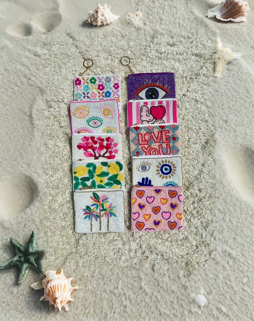 Pochettes en perles et leur broderies colorés