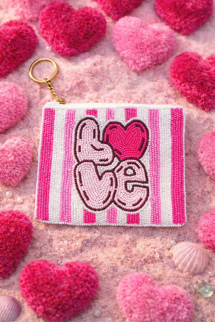 LOVE pour cette pochette rose en perles