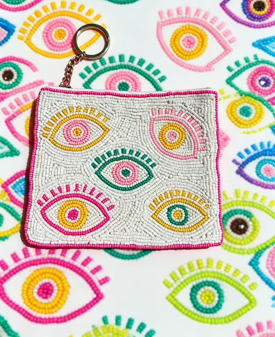 Pochette en perles avec son motif oeil et son anneau doré