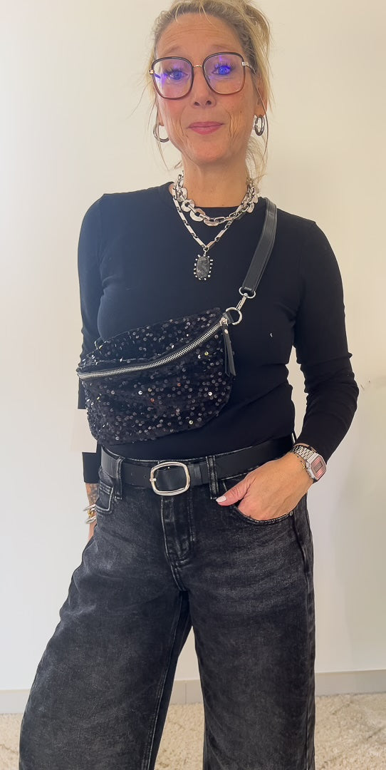 la couleur noir des sequins font de se sac un accessoire élégant