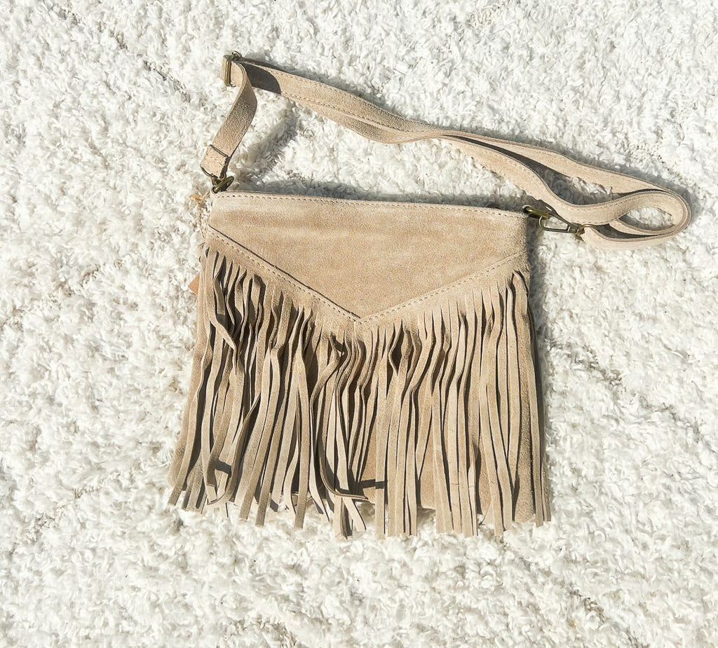 Le sac à franges avec sa bandoulière réglable de couleur écru