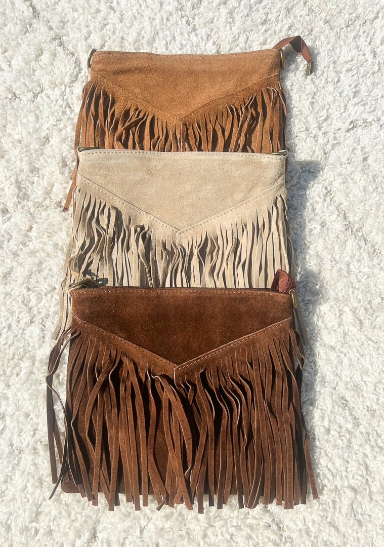 Sac à franges en cuir disponible en trois coloris marron, beige et écru