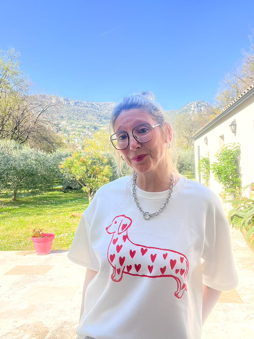 Tee-shirt avec son motif chien et ses coeurs rouge