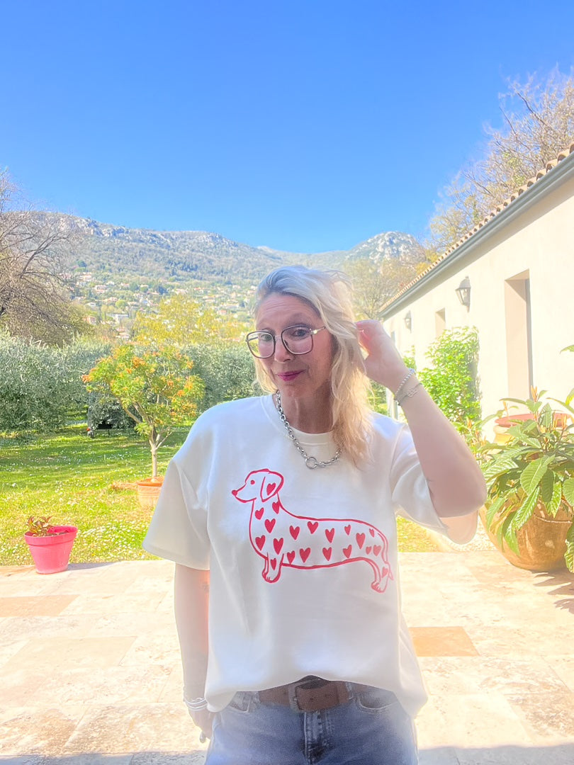 Tee-shirt manches courtes femme avec son motif chien et ses coeurs rouge