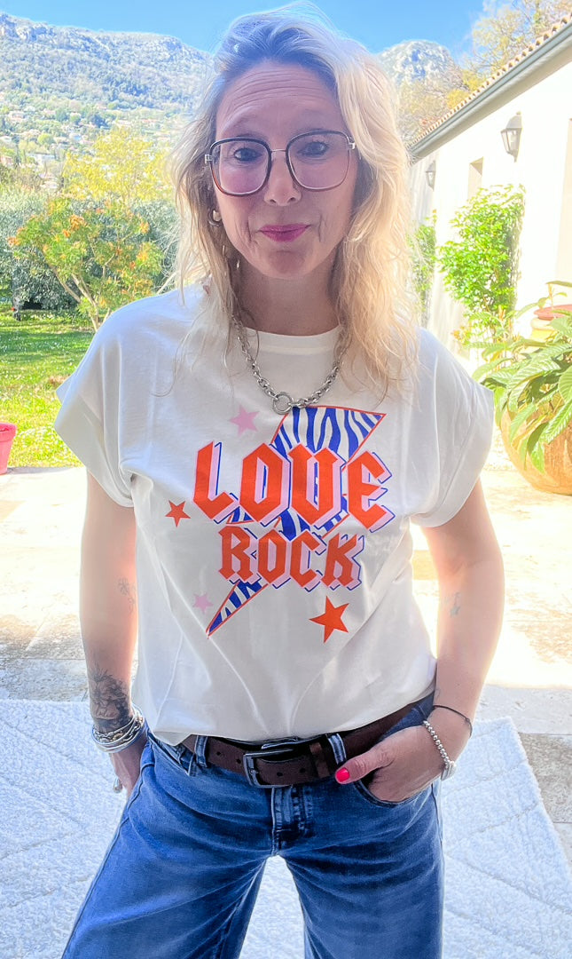 Le tee-shirt "LOVE ROCK" tendance dans l'air du temps